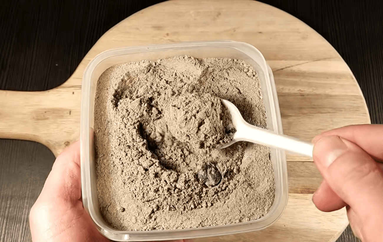 Городники розповіли, як можна приготувати добриво з попелом. Фото: YouTube ПРИРОДНЕ ЗДОРОВ'Я