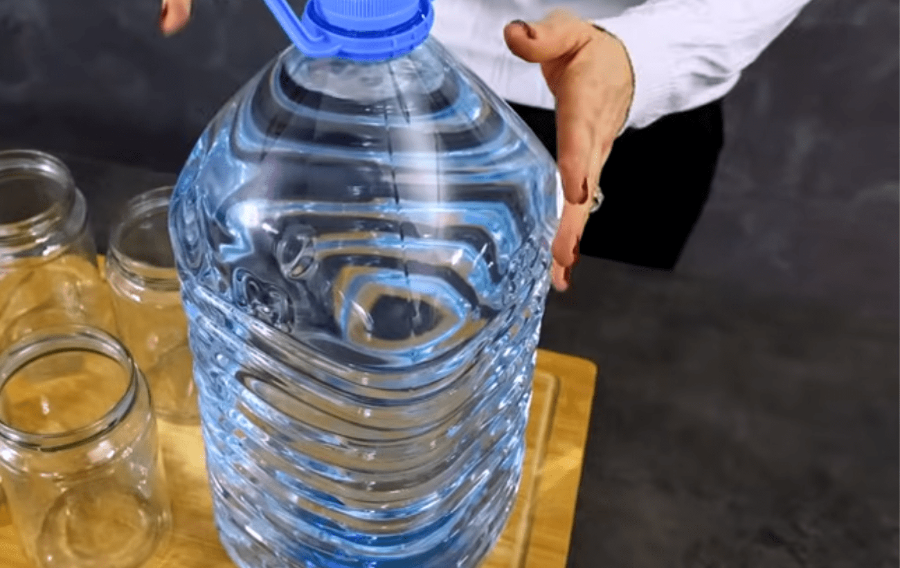 Експерти розповіли, як зберігати запас питної води тривалий час. Фото: YouTube Moja Kuhinja Tanja