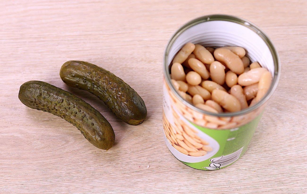 Як приготувати смачний салат із квасолею. Фото: YouTube Прості Рецепти з Юлією Шевчук