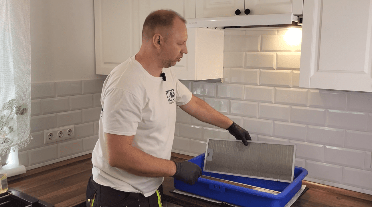 Розповідаю, як очистити решітку витяжки без зняття та хімії. Фото: YouTube Київська Школа Клінінгу