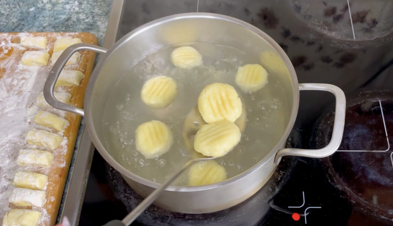 Господині поділилися рецептом ніжних лінивих вареників. Фото: YouTube Марі готує