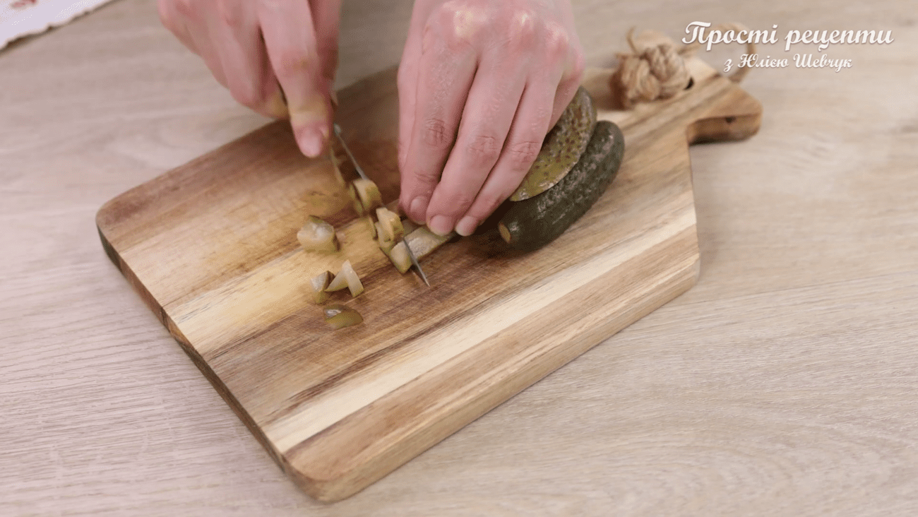 Кулінари розповіли, як приготувати смачний салат за лічені хвилини. Фото: YouTube Прості Рецепти з Юлією Шевчук