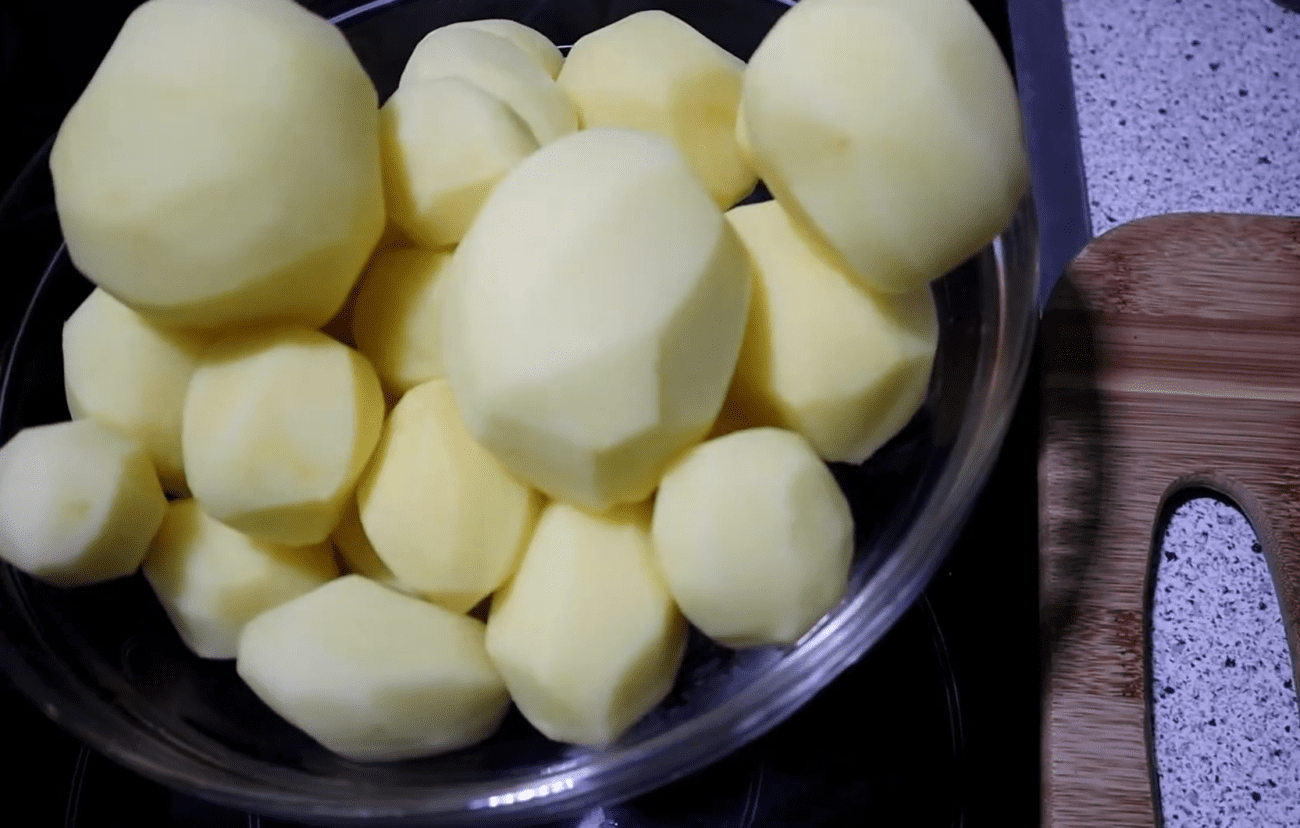 Раджу цікавий рецепт смачної картопляної запіканки з яйцями. Фото: YouTube Смаколики Юлі