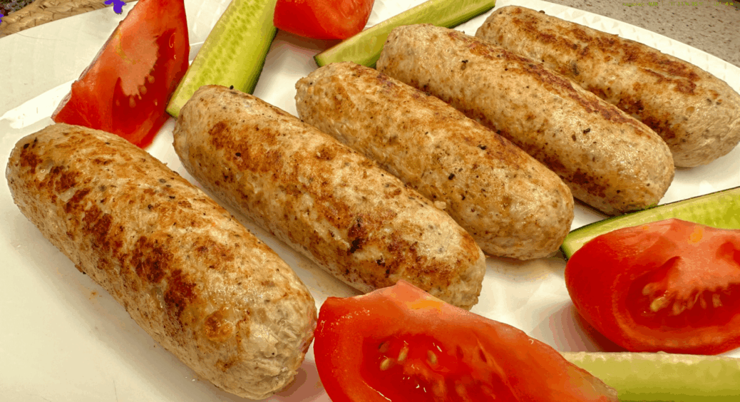 Псувала вечерю власноруч: сусід-м’ясник розказав, що домашні ковбаски просто НЕ можна НЕ проколювати 