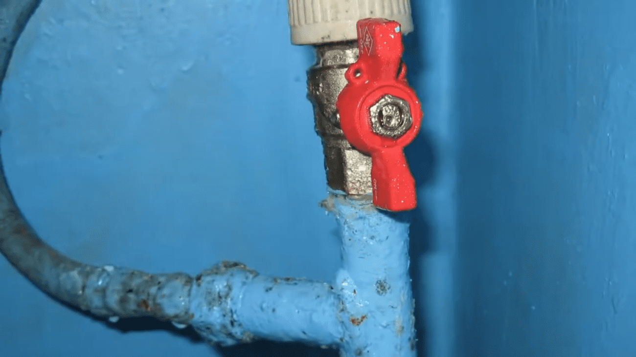 Експерти порадили перевірений спосіб позбутись від конденсату на трубах у підвалі — порада. Фото: YouTube канал mivmire