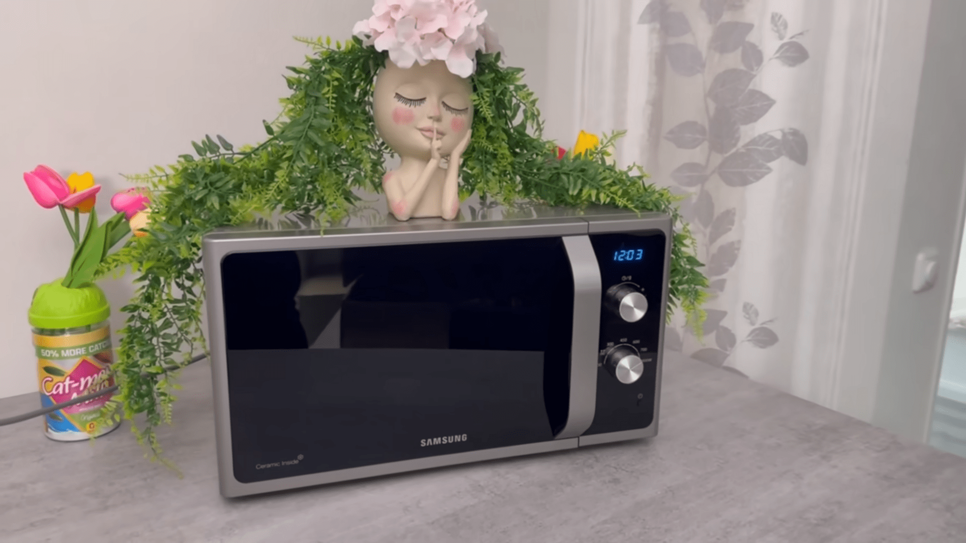 Господині розповіли про кілька корисних лайфхаків для мікрохвильової печі. Фото: YouTube/Smart Fox