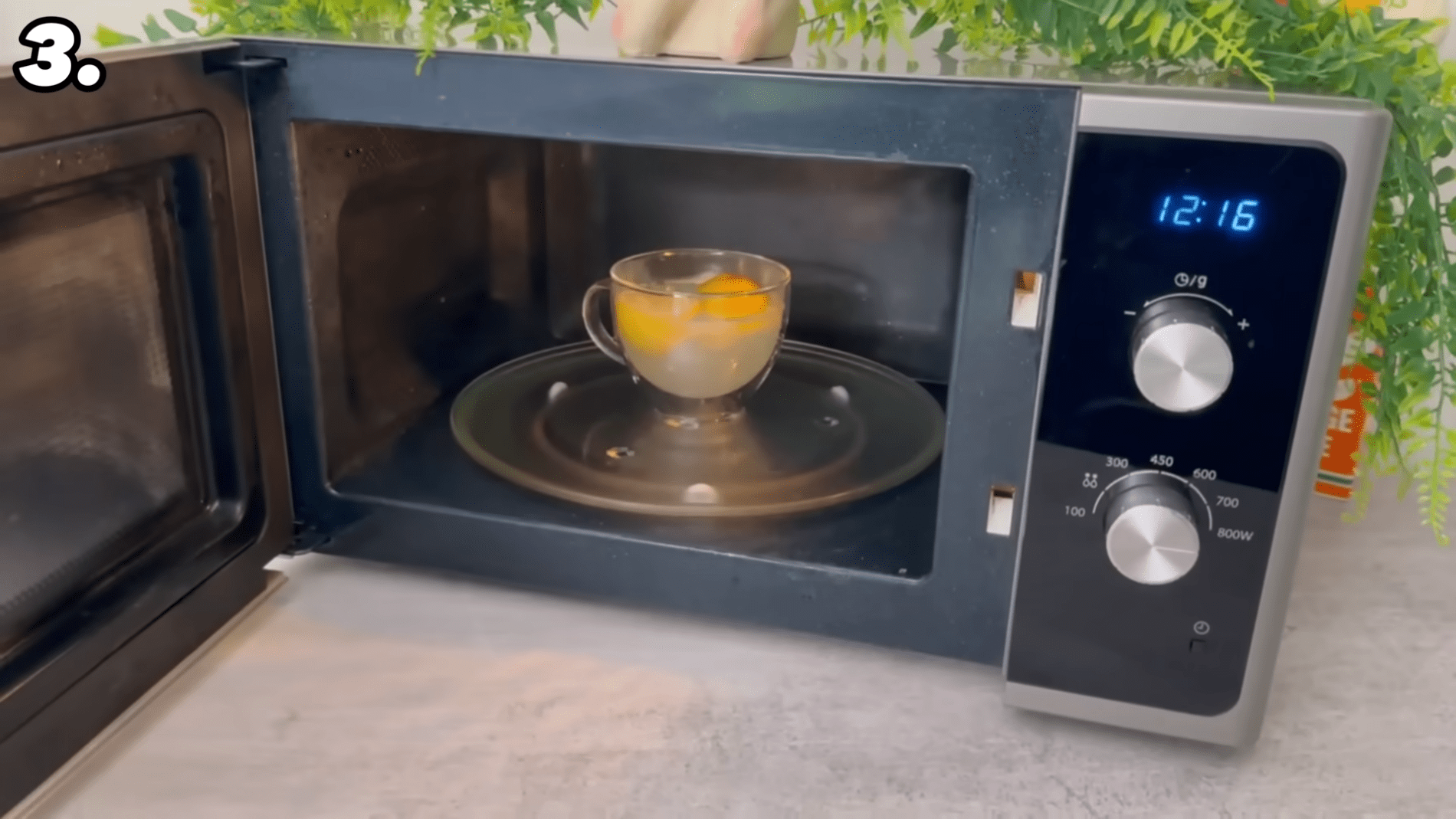 Господині розповіли про кілька корисних лайфхаків для мікрохвильової печі. Фото: YouTube/Smart Fox