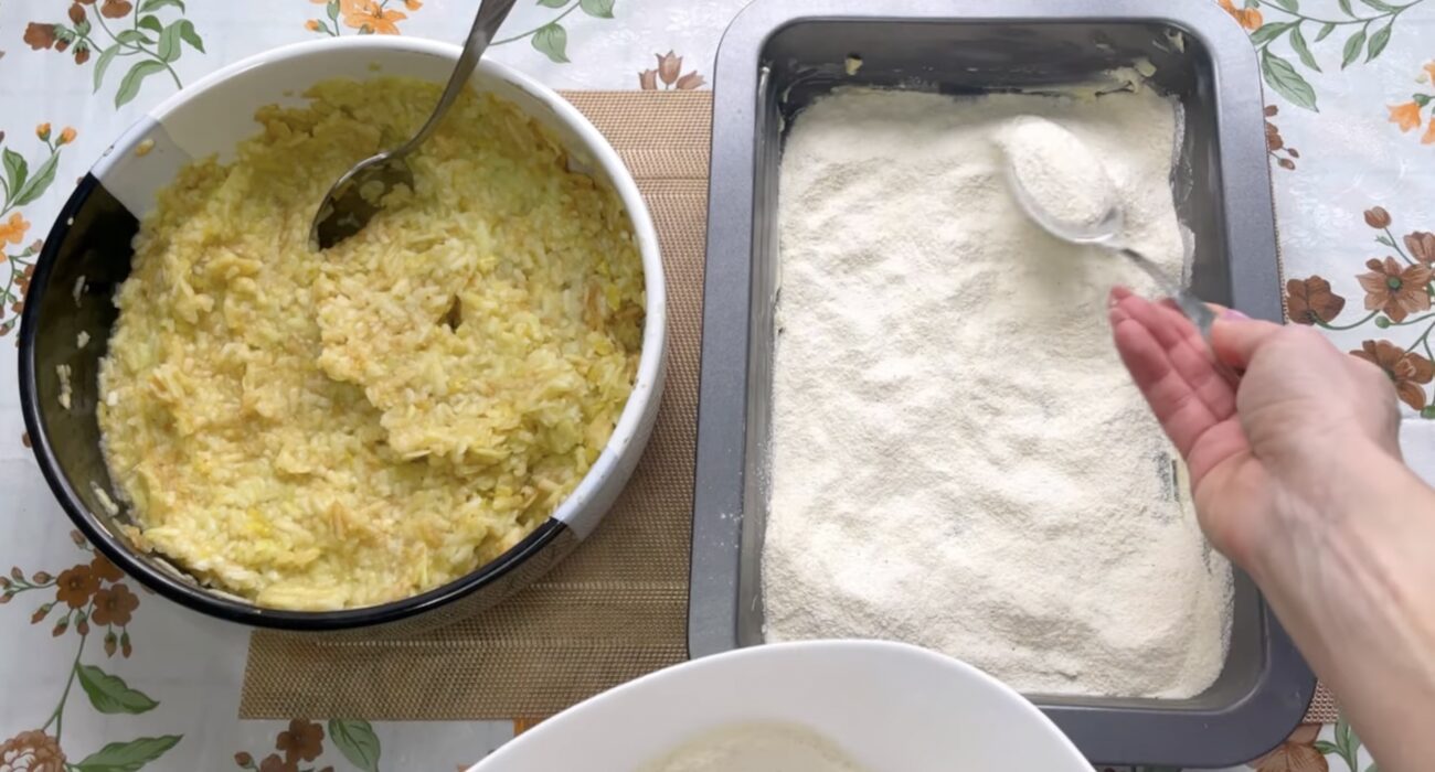 Господині поділилися рецептом насипного яблучного пирога. Фото: YouTube Марі готує