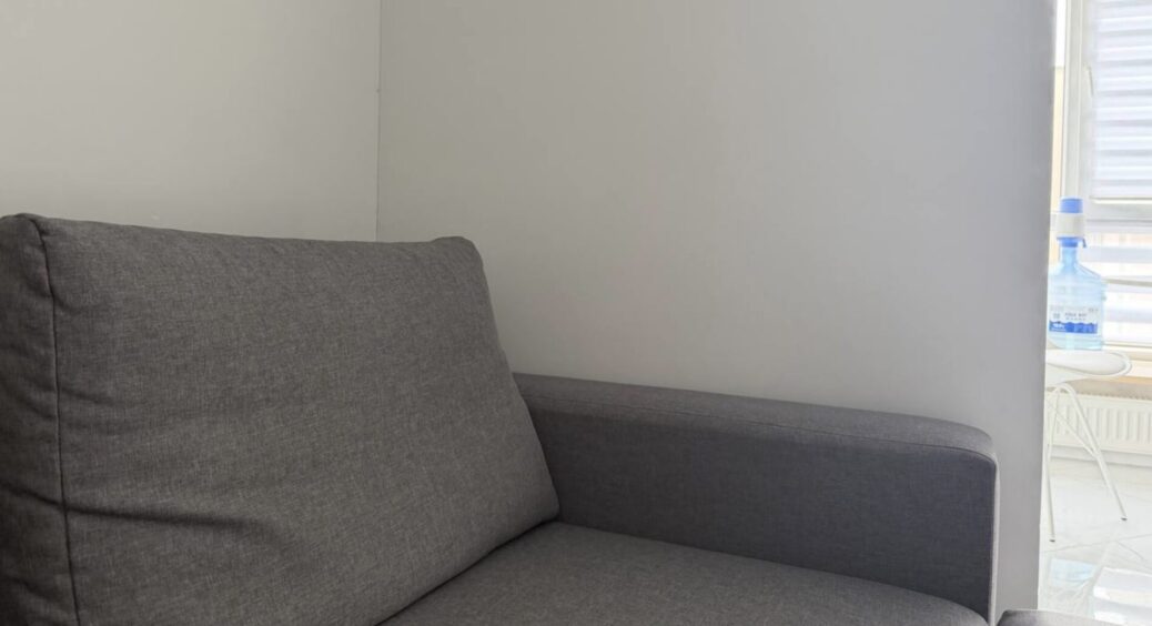 Як оновити старі меблі за допомогою звичайної соди: оббивка буде як нова – дешево та ефектно 