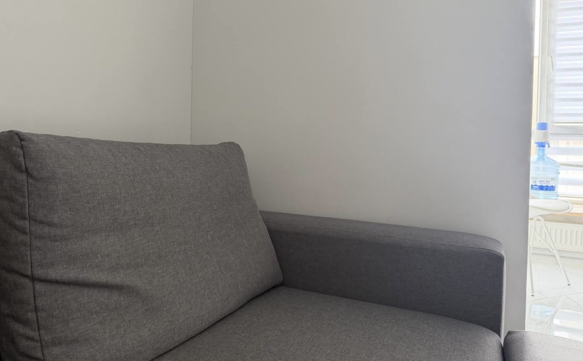 Господині розповіли, як почистити мʼякі меблі содою. Фото: Добрі новини