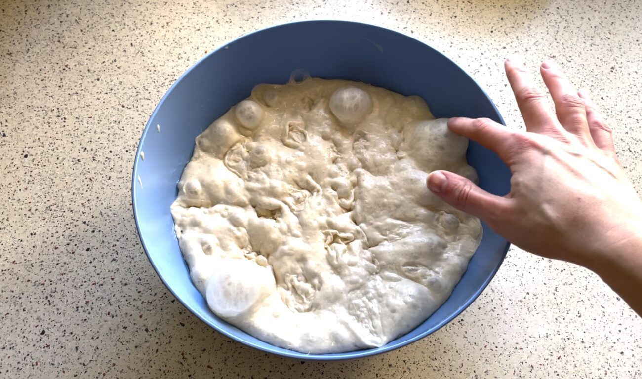 Господині поділилися рецептом справжньої неаполітанської піци. Фото: YouTube Марі готує