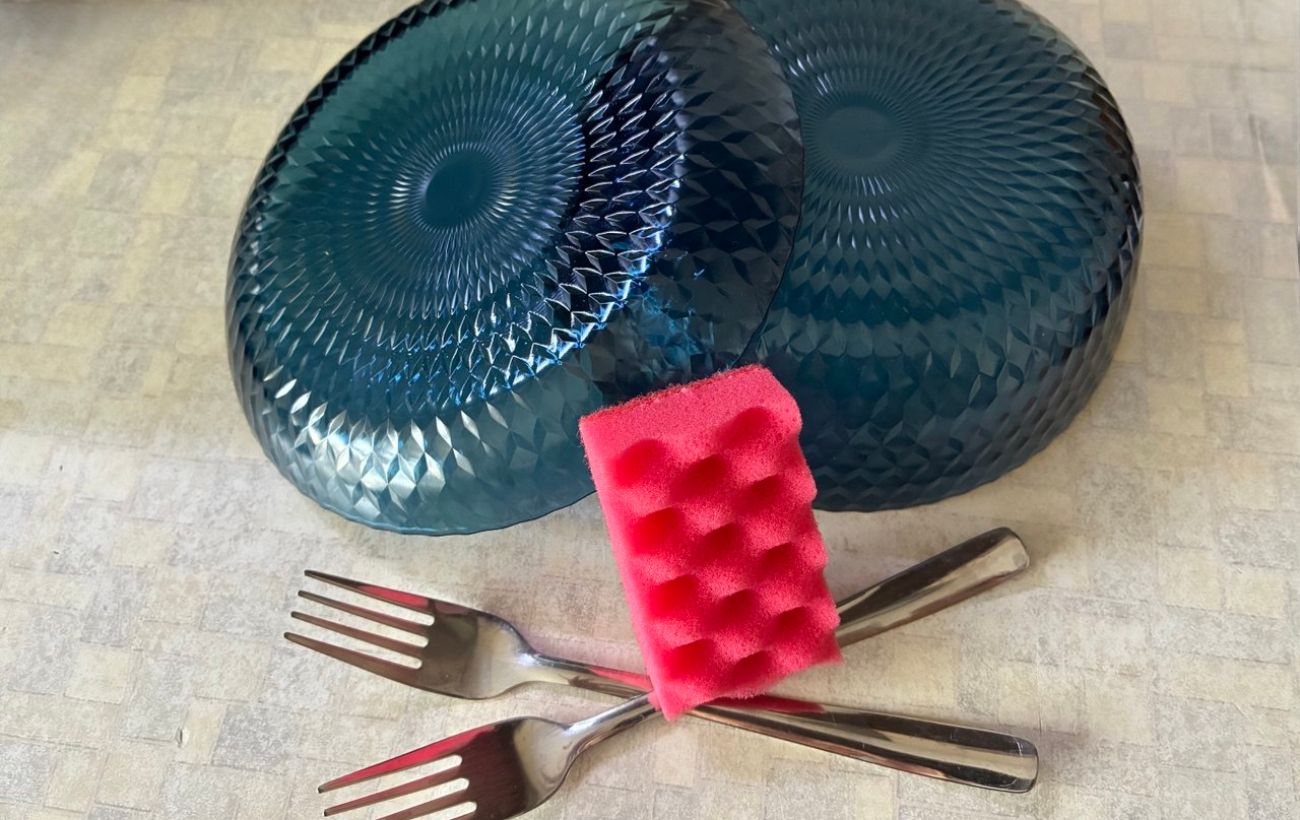 Чому не можна мити посуд у гостях. Фото: Добрі новини