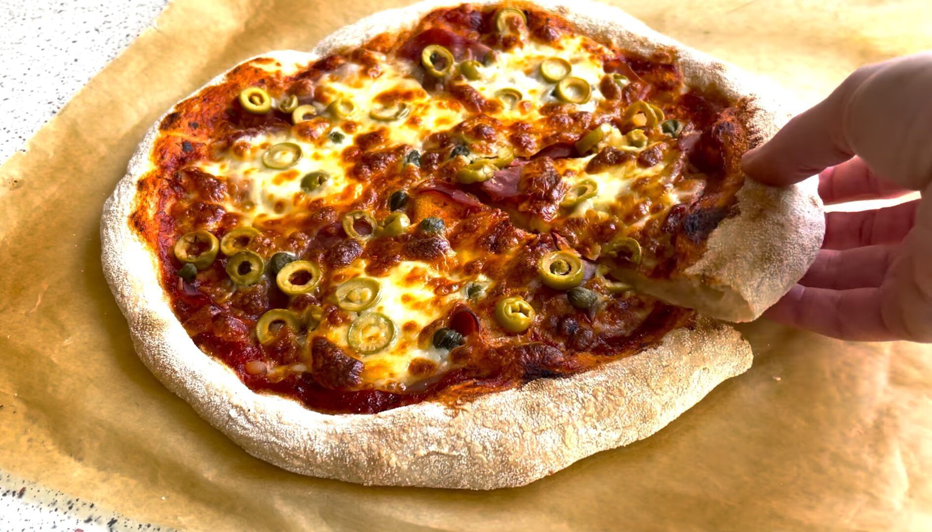 Господині поділилися рецептом справжньої неаполітанської піци. Фото: YouTube Марі готує