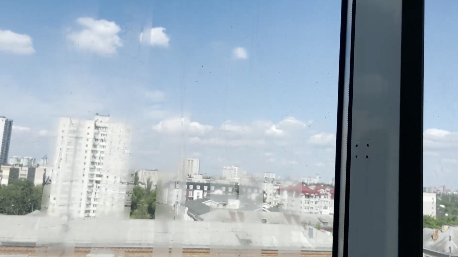 Господині розповіли, як прибрати сліди від скотчу на вікнах. Фото: HAMMER