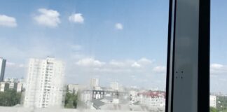 Господині розповіли, як прибрати сліди від скотчу на вікнах. Фото: HAMMER