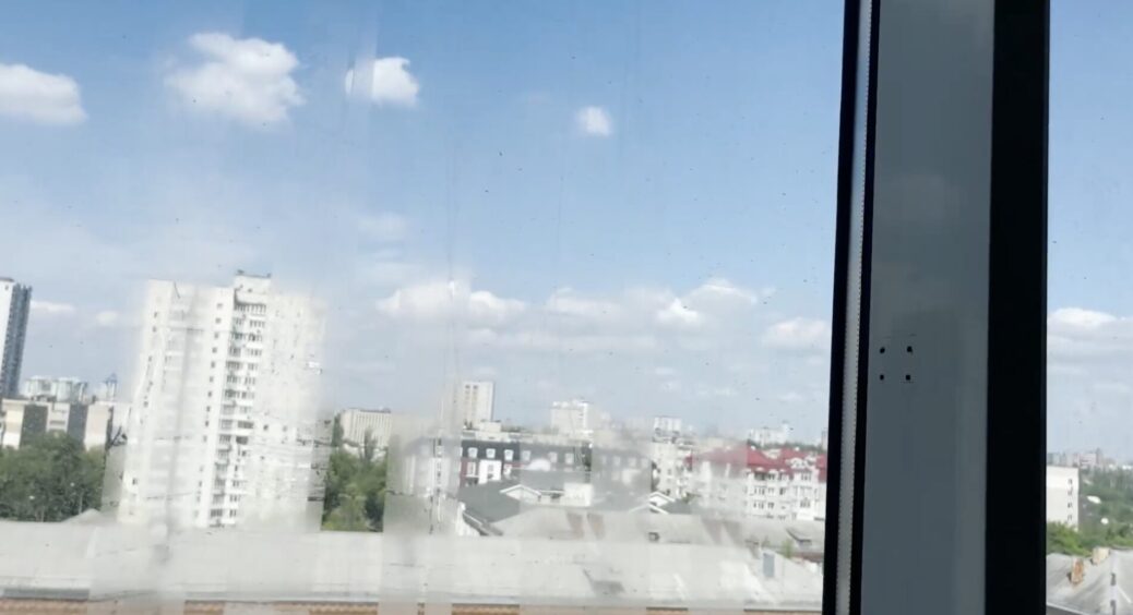 Нарешті зняла скотч з вікон, а там липкі смуги: змочила ватний диск, пройшлася – і все чисто 