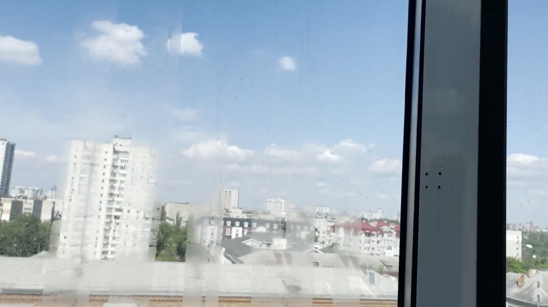 Господині розповіли, як прибрати сліди від скотчу на вікнах. Фото: HAMMER