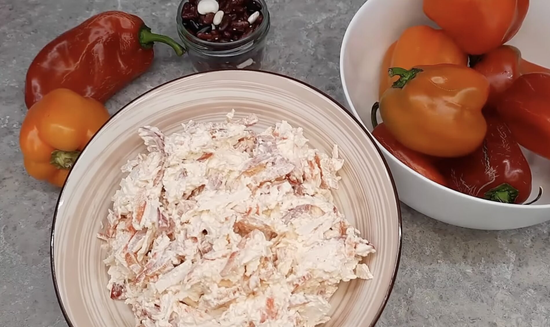 Господині поділилися оригінальним салатом з крабовими паличками. Фото: YouTube Солодко Солено