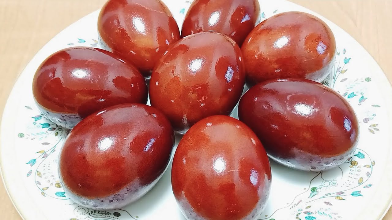 Господині розповіли, як пофарбувати крашанки в чистий червоний колір. Фото: YouTube Смаколики Люсі