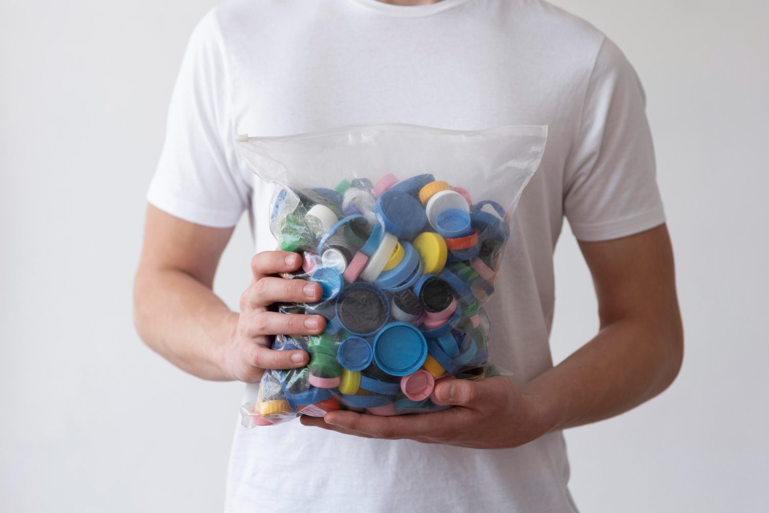 Садівники знайшли 3 варіанти використання кришок від пластикових пляшок на дачі. Фото: Freepik