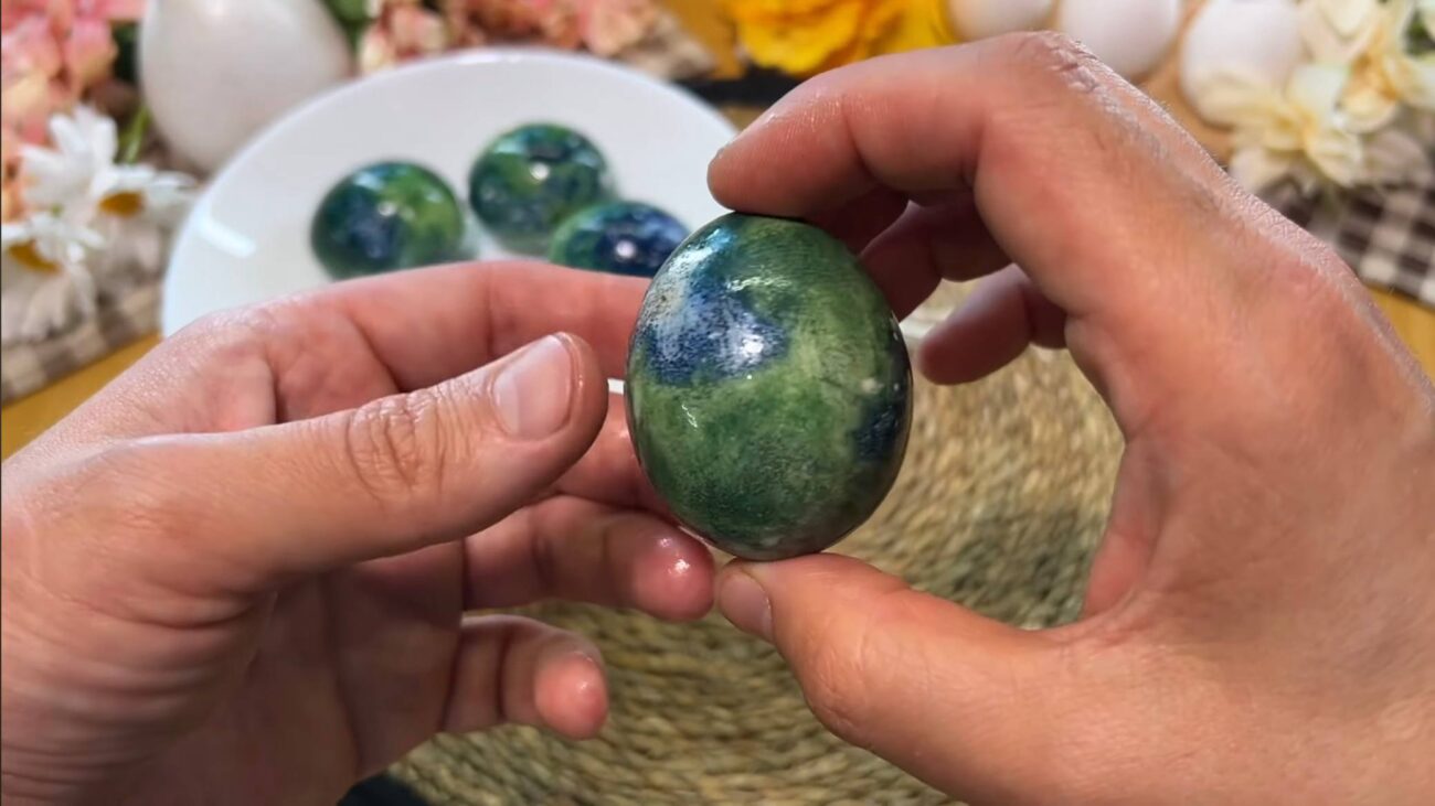 Господині розповіли, як пофарбувати яйця на Великдень за допомогою зеленого чаю. Фото: YouTube How To Cook