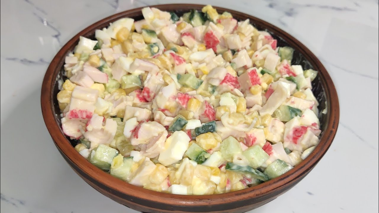 Кулінари розповіли, як приготувати смачний крабовий салат без майонезу. Фото: YouTube Такі Страви