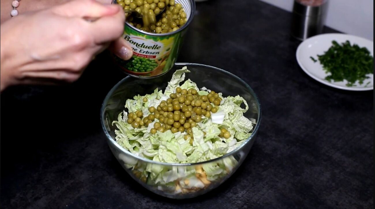 Кулінари поділилися рецептом салату з пекінською капустою та 2-х інгредієнтів. Фото: YouTube Галя Курпікова