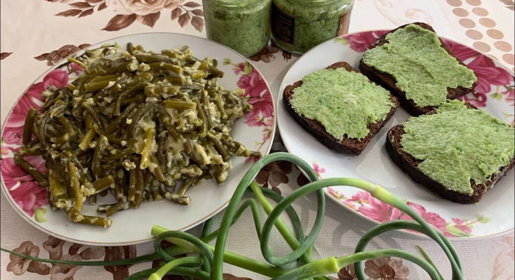 Раніше викидала зелені стрілки часнику, а тепер готую з них неймовірну пасту: ідеальна намазка на хліб 