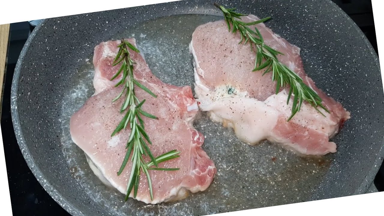 Кулінари розповіли, як приготувати соковиту свинячу корейку на сковороді. Фото: YouTube Ukrainian Food