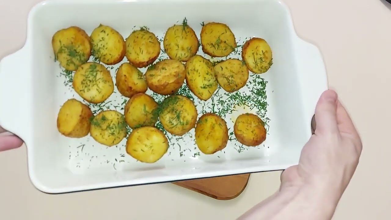 Кухарі поділилися секретом ідеальної печеної картоплі з розмарином та коріандром. Фото: YouTube Vitalii Barylko