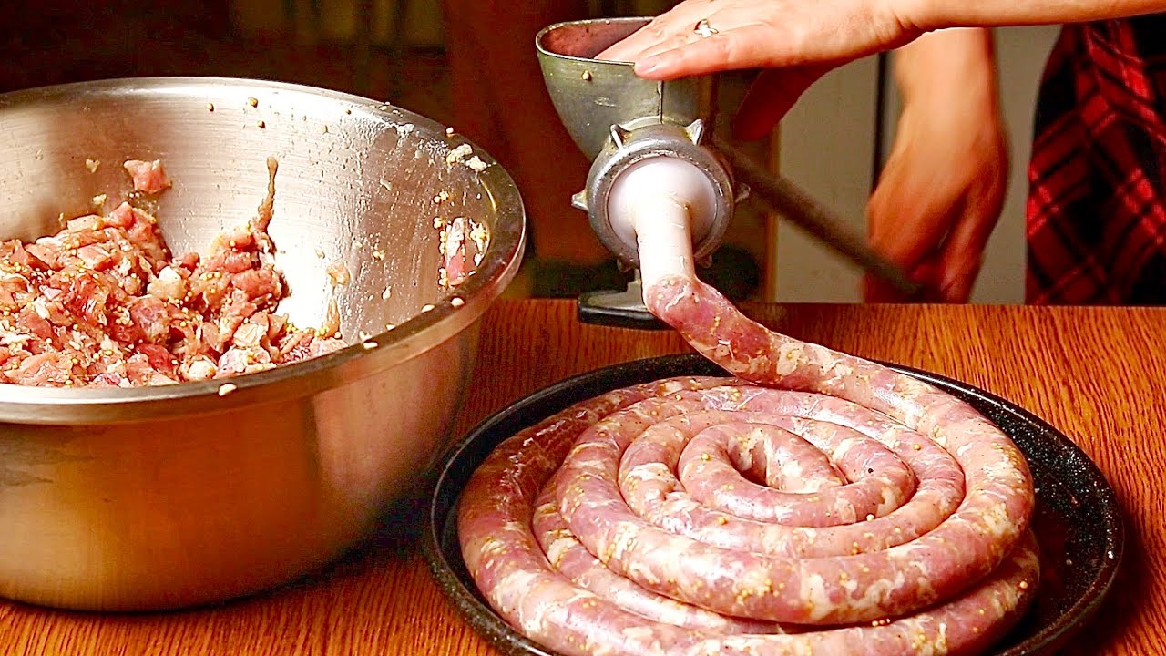 Кулінари поділилися рецептом домашньої яловичої ковбаси. Фото: YouTube Кулінарні витівки