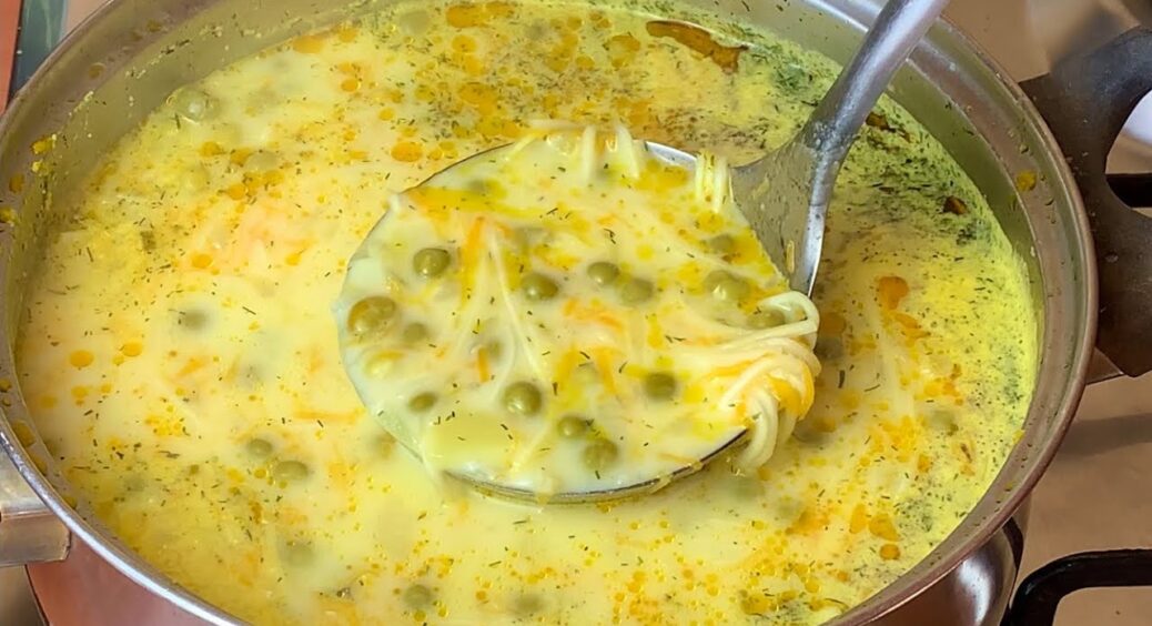 Лише 2 плавлені сирки та 1 банка горошку – і неймовірний супчик варю на раз-два за 15 хв: смачно та швидко 