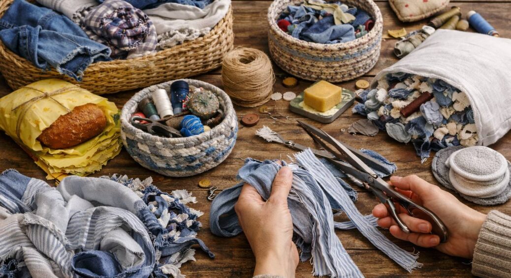 Беру старі ганчірки – і за 5 хв перетворюю їх на дизайнерські “штучки”: дарую друге життя текстилю 