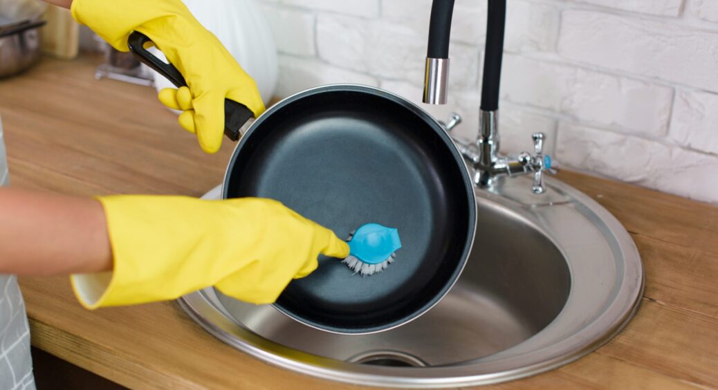 1 склянка гірчиці в жирну сковорідку – і вона скрипить від чистоти за 30 секунд: нагар – не моя проблема 