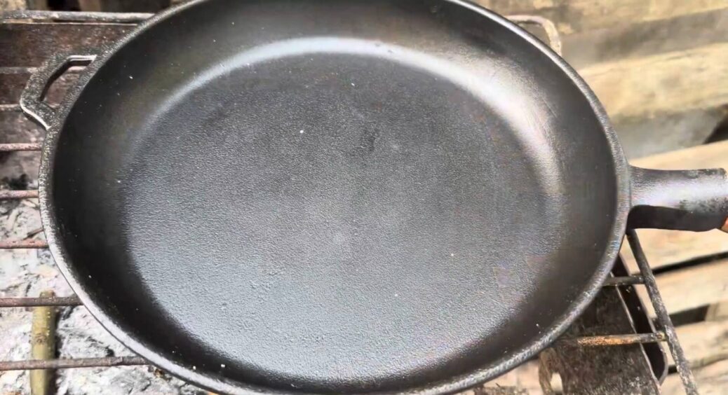 Нагар на сковорідці товщиною з палець відійшов за 30 хвилин – поки я пила каву і не торкалась посуду взагалі 