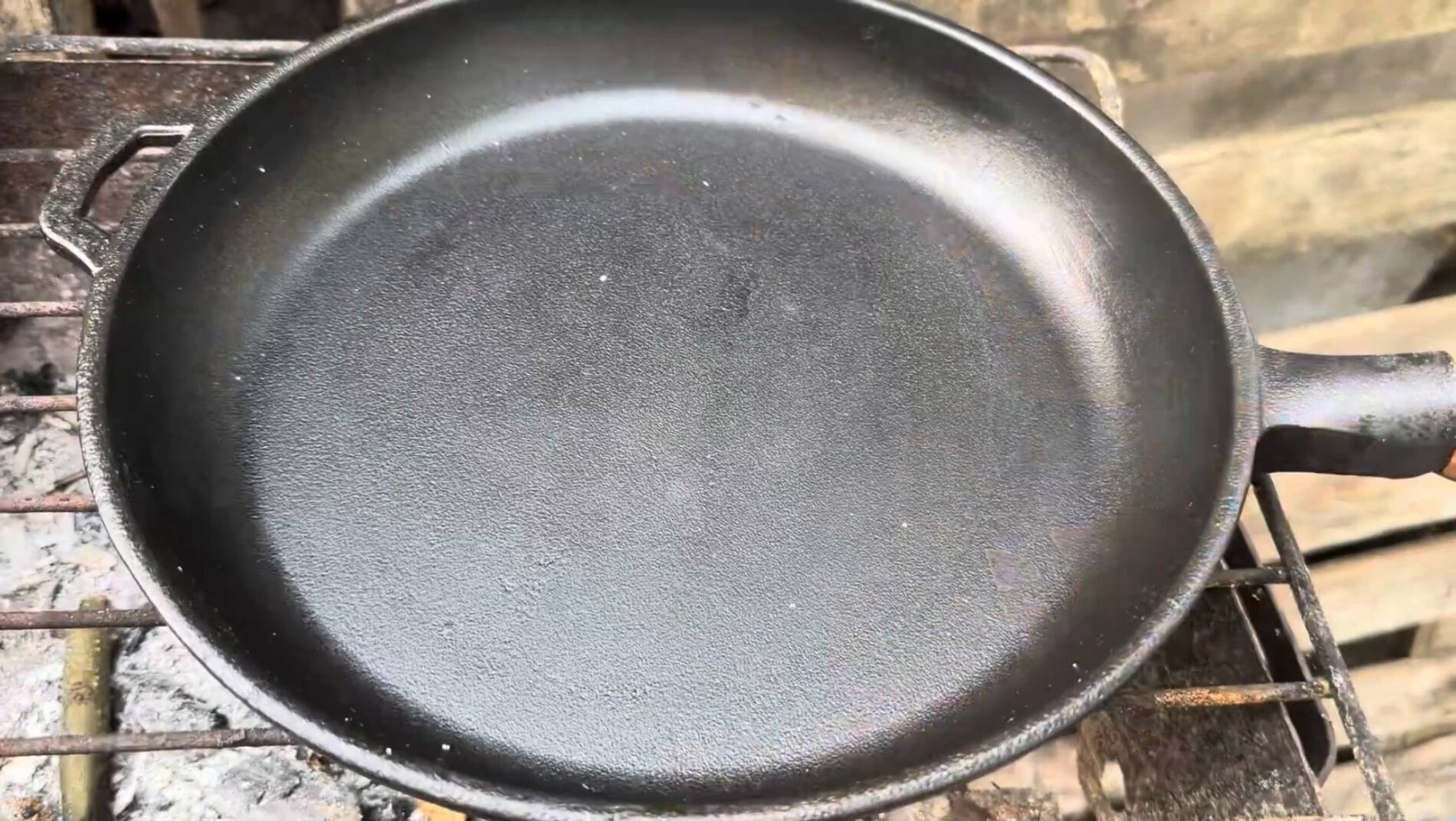 Господині розповіли, як легко повернути до життя стару чавунну сковорідку. Фото: YouTube Дача Кухня Відпочинок