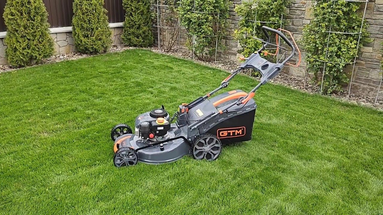 Дачники розповіли, як доглядати за газонокосаркою так, щоб вона прослужила довго. Фото: YouTube Ремонт Петрович