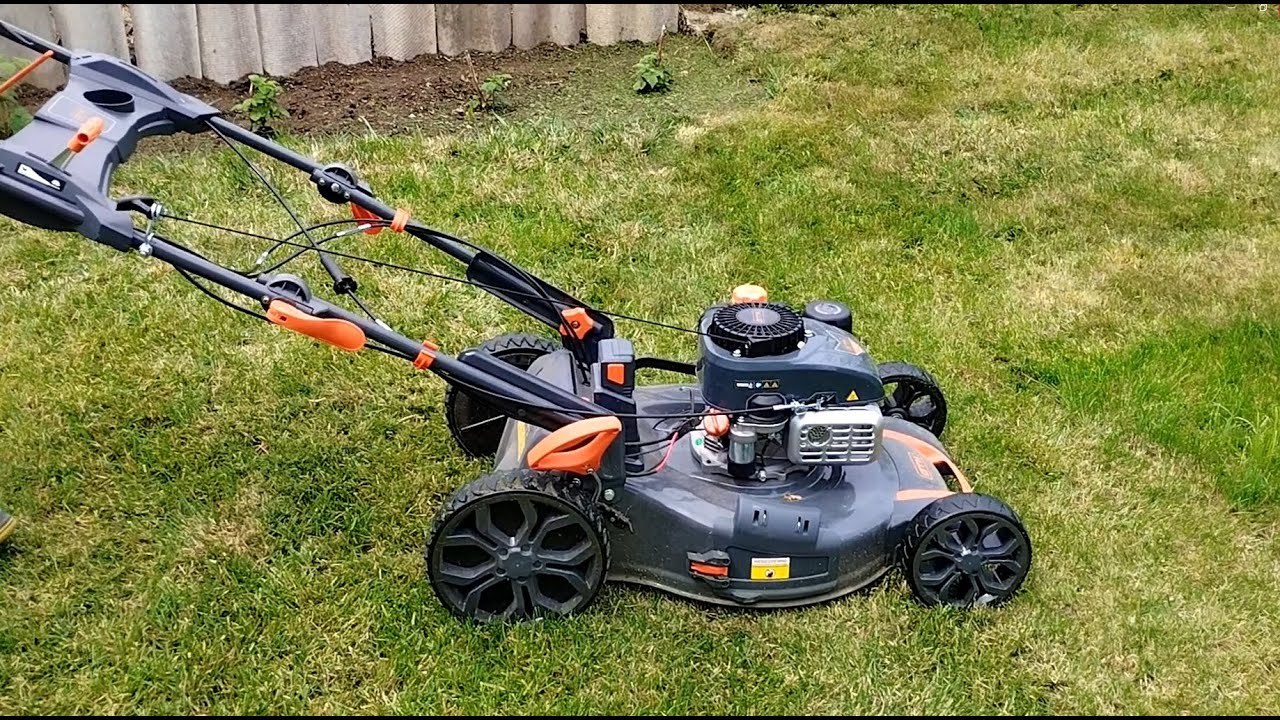 Дачники розповіли, як доглядати за газонокосаркою так, щоб вона прослужила довго. Фото: YouTube alex miller