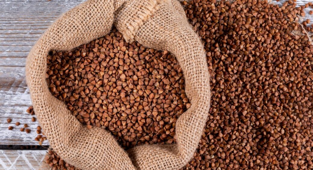 Гречку в квітні скуповую по 70 пачок – і не можу натішитися своїй винахідливості: ось як застосовую на дачі 