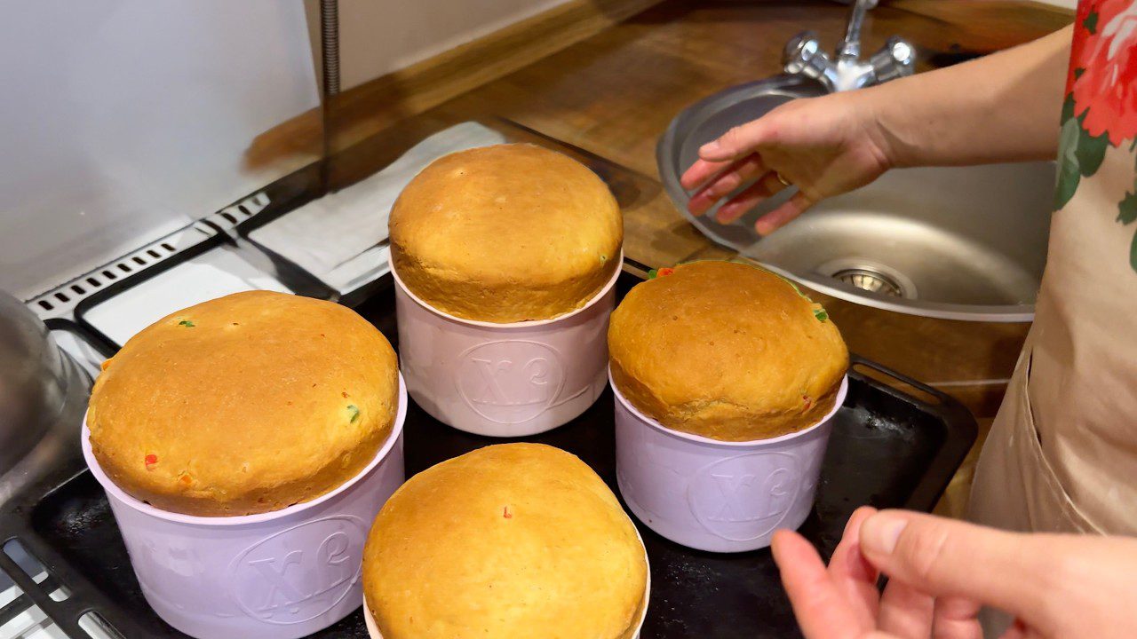 Кулінари розповіли, як приготувати ідеальне тісто для пишної та м'якої паски. Фото: YouTube LOZOVSKI