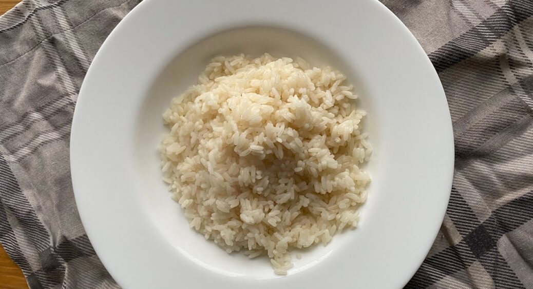 3 шеф-кухарів запитали, як приготувати рис так, щоб він не злипався і не розварювався – хитрість із водою 