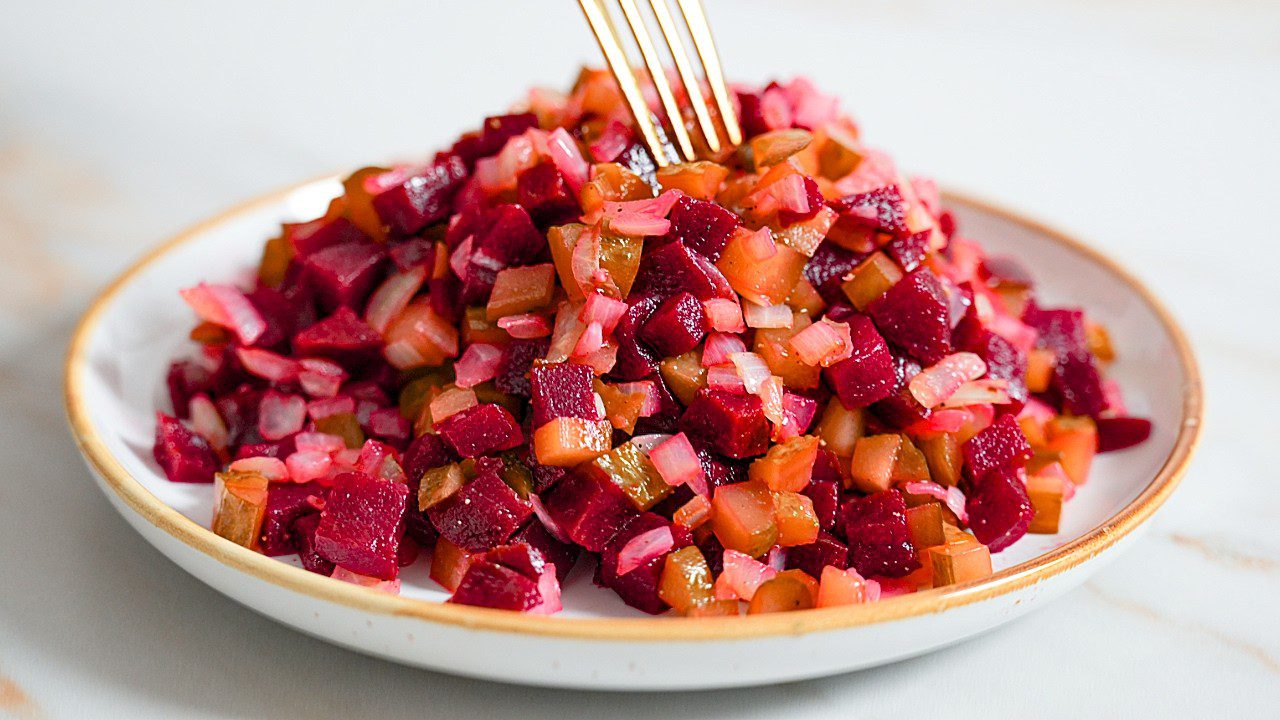 Кулінари поділилися рецептом бурякового салату із трьох смачних інгредієнтів.Фото: YouTube Alina FooDee