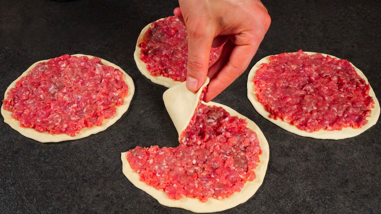 Кулінари поділилися рецептом соковитих і ситних коржиків із м'ясною начинкою. Фото: YouTube Anna`s Bake Channel