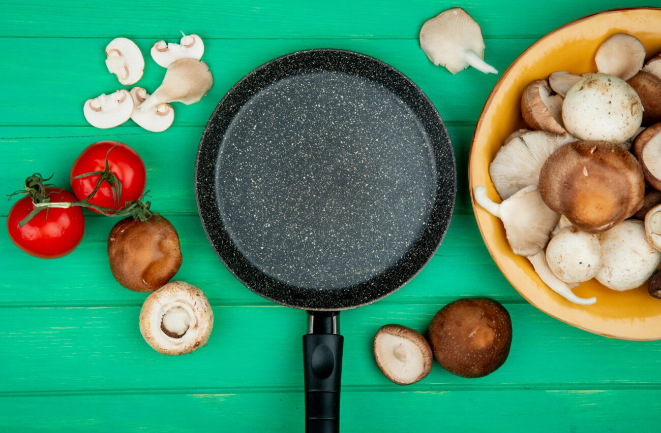 Господині розповіли, як легко уникнути пригорання їжі до сковороди. Фото: Freepik