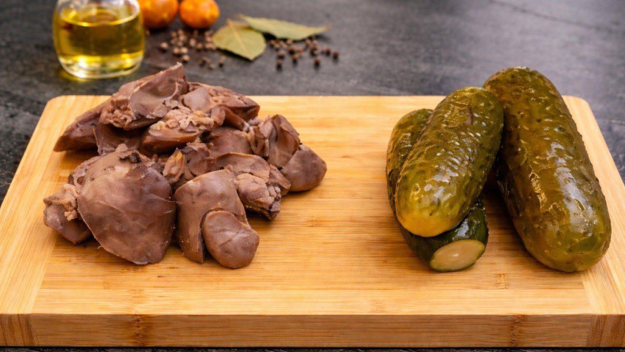 Кулінари поділилися рецептом ніжного салату з курячою печінкою. Фото: YouTube vkusniesoveti