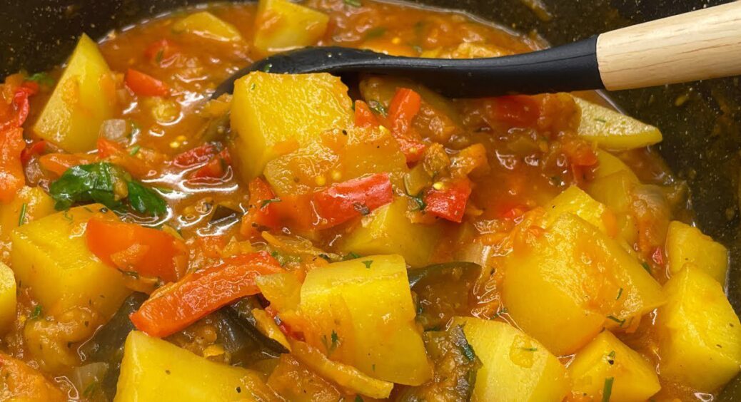 Тут нічого зайвого: легендарне ароматне картопляне рагу по-грецьки в каструлі за 30 хв – просто і смачно 