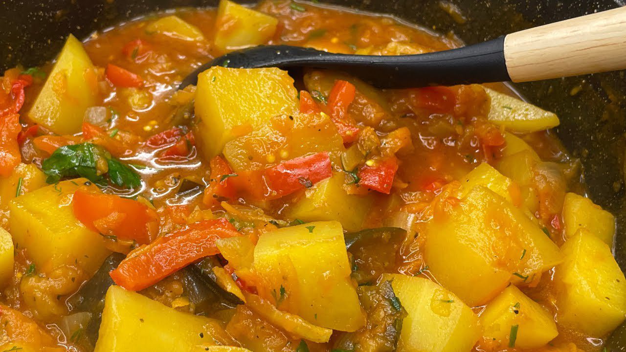 Кулінари поділилися рецептом найсмачнішого картопляного рагу. Фото: YouTube Смачний перекус