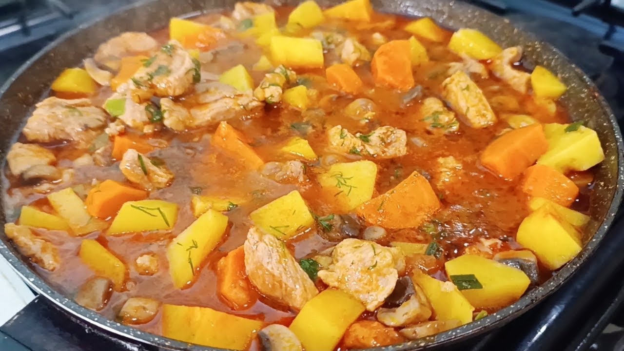 Кулінари поділилися рецептом найсмачнішого картопляного рагу. Фото: YouTube Сімейні страви