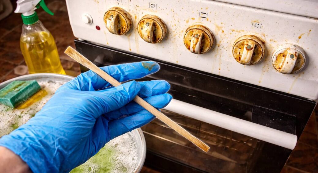 В ці щілини не дістає навіть зубна щітка: ось 1 трюк, як відмити від жиру “ручки плити” 