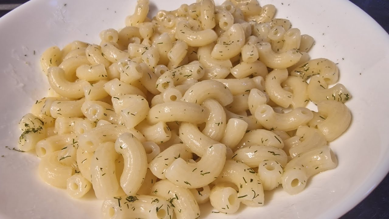Шеф-кухарі розповіли, як правильно приготувати макарони, щоб вони були смачними. Фото: YouTube Смачна їжа